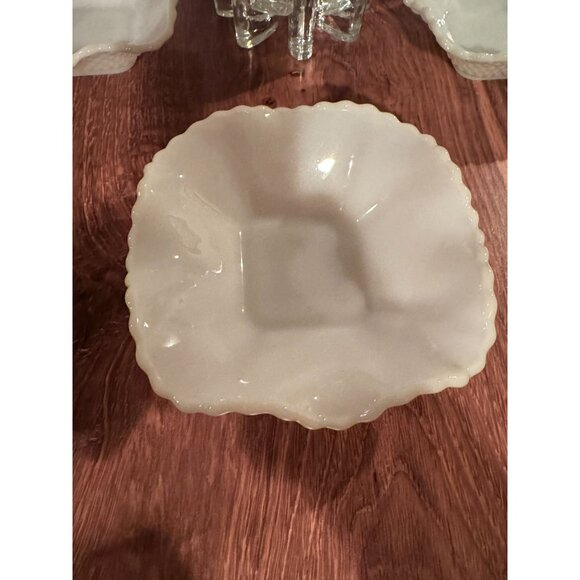 Set of 4‎ Milk Glass Hobnail Ruffled Bowls - Picture 5 of 6